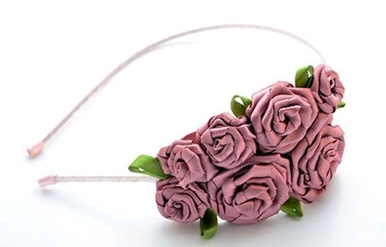 Нежный декор ободка розами из атласных лент. Мастер-класс!