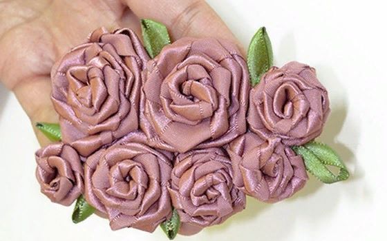Нежный декор ободка розами из атласных лент. Мастер-класс!